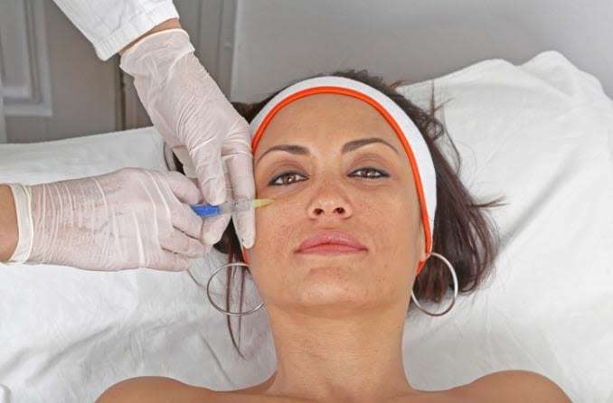 تزریق فیلرزیرچشم-https://dermatologyclinic.ir
