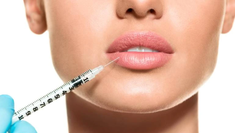 تزریق فیلر لب-https://dermatologyclinic.ir