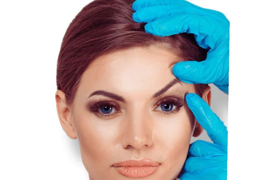 درحال بررسی صورت بیمار قبل از بوتاکس است