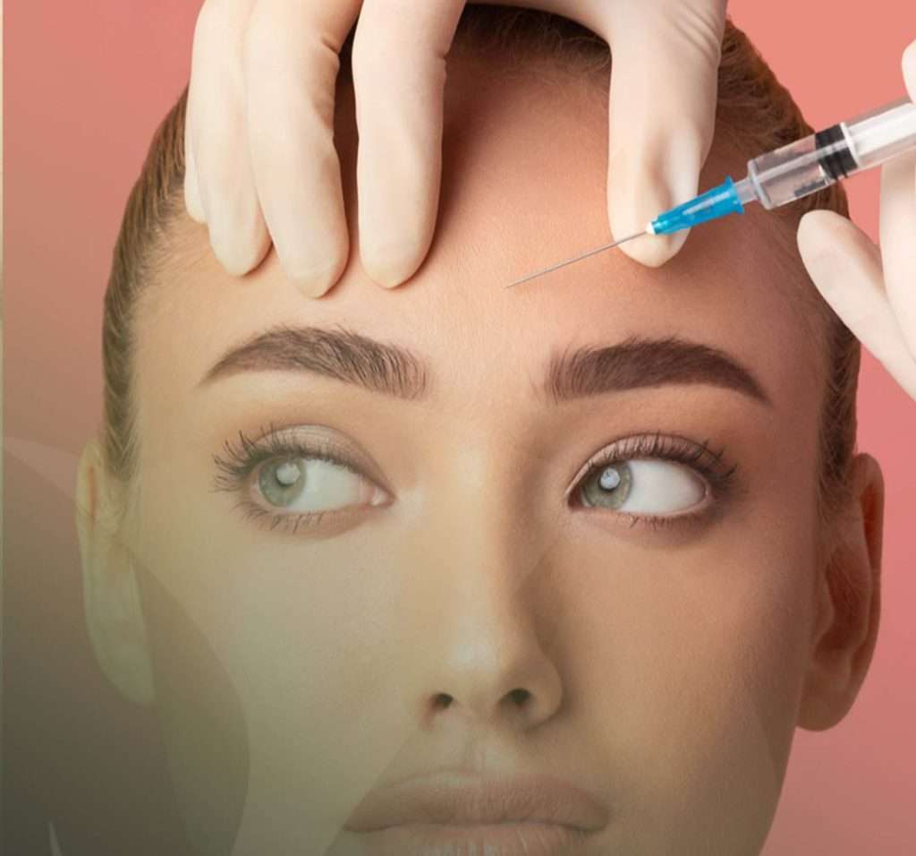 دختری درحال تزریق بوتاکس 