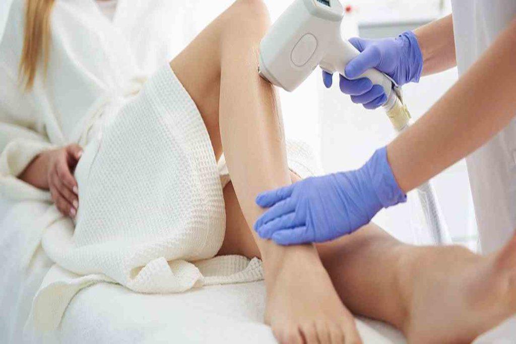 درحال لیزر موهای زائد پا است